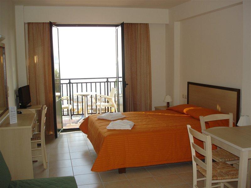 Margarita Beach Hotel Agia Marina 外观 照片